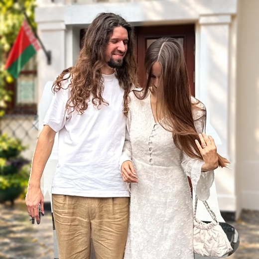 Кирилл и Даша у ЗАГСа в Минске, белорусский флаг слева